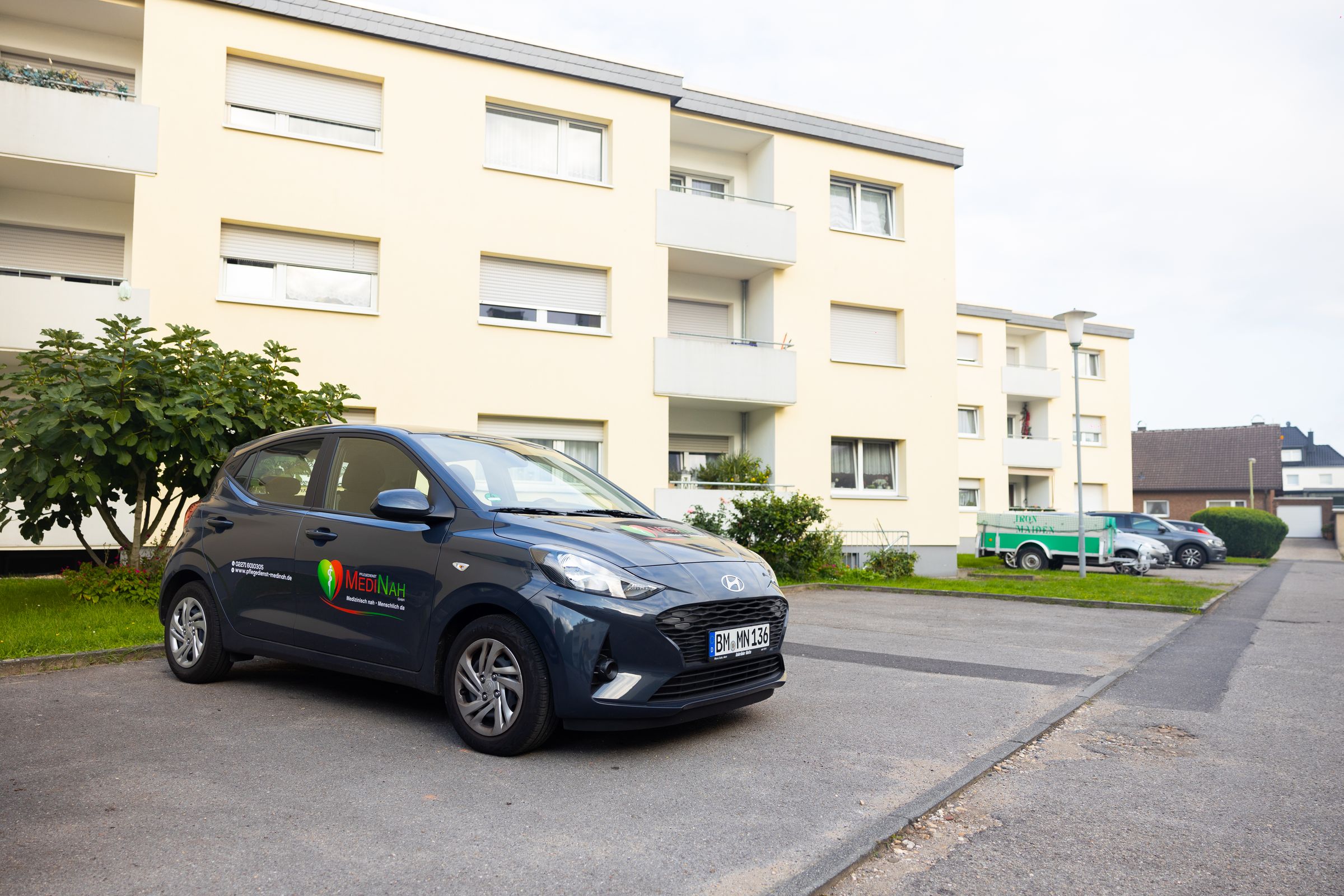 Firmenwagen von MediNah vor einem Wohnhaus